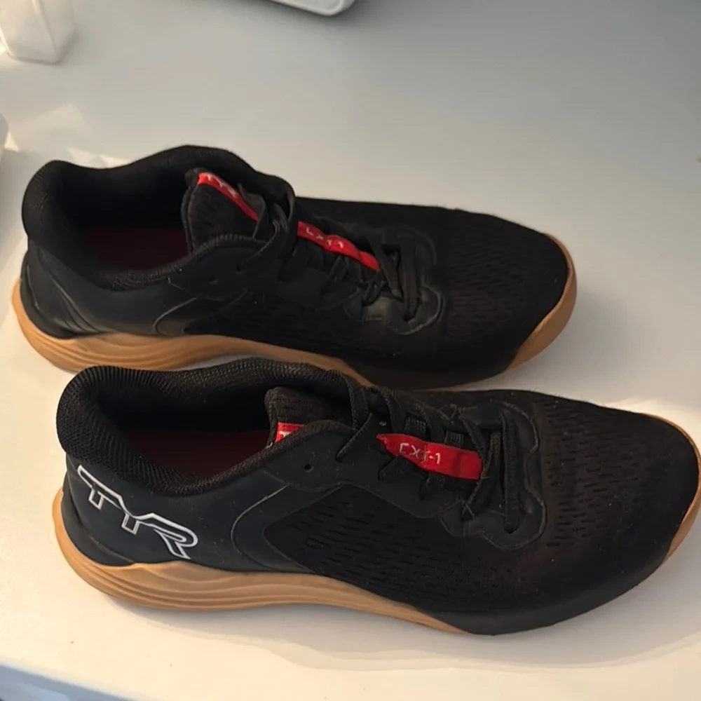 TYR CXT-1 Trainers Gym Shoes Athletic Sneakers Black Red Gum Sole Sz 10 - Picture 3 of 9